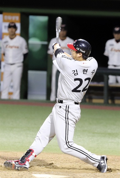  21일 오후 청주야구장에서 열린 2018 KBO 프로야구 한화 이글스와 LG 트윈스의 경기에서 5회초 1사 LG 김현수가 안타를 치고 있다. 2018.6.21