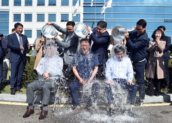 아이스버킷챌린지, 왼쪽 부터, 김기서 교육1국장, 강병구 기획조정실장, 차근호 안전지원국장.