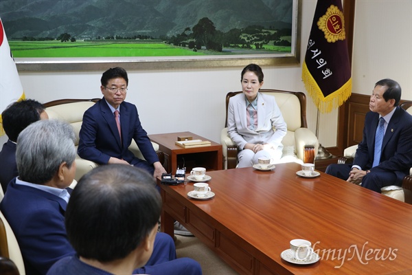  이철우 경상북도지사가 2일 오후 대구시의회를 방문해 배지숙 의장 등과 함께 상생협력에 대해 이야기하고 있다.