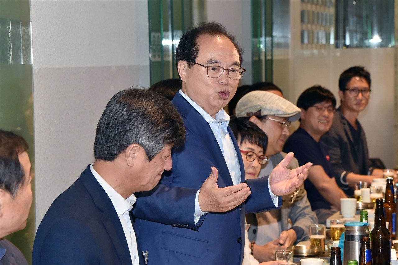  지난 9월 10일 서울에서 영화인들을 만나 부산영화제 사태에 대한 사과와 함께 지원을 약속하고 있는 오거돈 부산시장