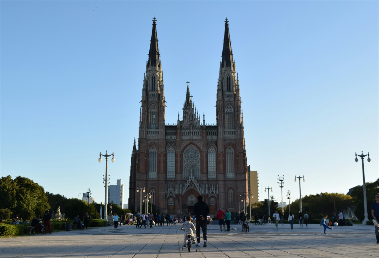 고딕 양식의 라 플라타(La Plata) 성당은 지역의 랜드마크 역할을 한다.
