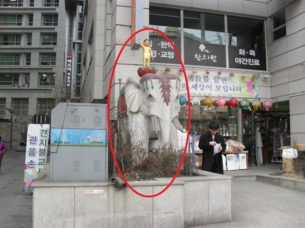 불상을 태우고 있는 코끼리. 서울시 종로구의 조계사 근처에서 찍은 사진. 