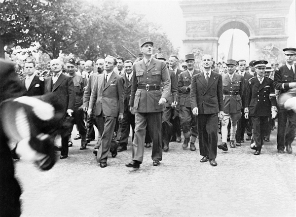 2차대전 직후 파리로 입성하는 드골 장군과 그 일행.