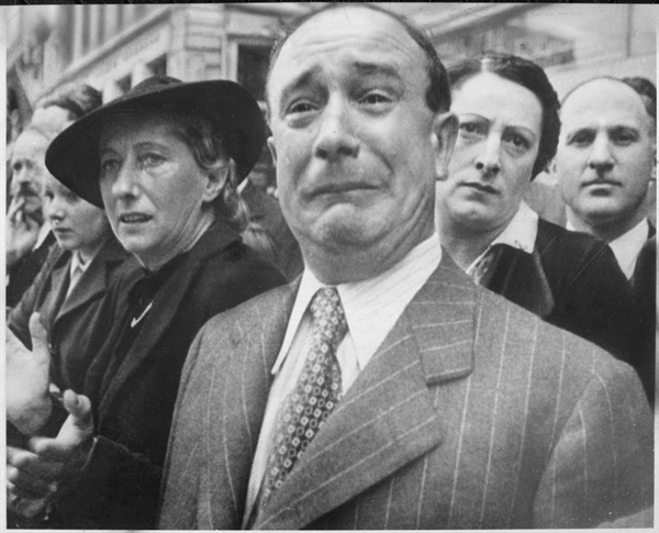 파리를 점령한 독일군 행진을 보고 연도에서 울음을 터뜨리는 파리 시민의 모습 