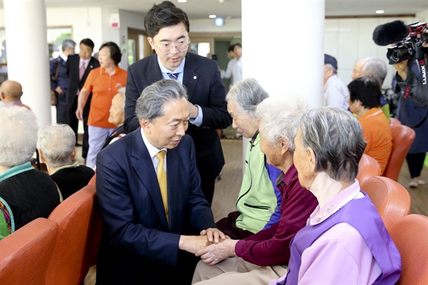 하토야마 유키오 전 일본총리가 3일 합천원폭피해자복지회관을 방문하여 위령각을 참배하고 원폭자료관과 평화의 집을 방문했다.