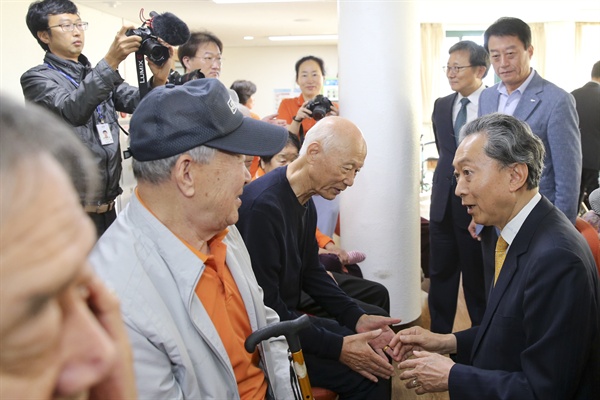 하토야마 유키오 전 일본총리가 3일 합천원폭피해자복지회관을 방문하여 위령각을 참배하고 원폭자료관과 평화의 집을 방문했다.