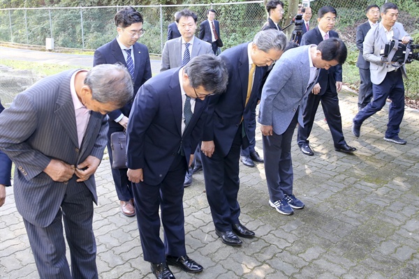 하토야마 유키오 전 일본총리가 3일 합천원폭피해자복지회관을 방문하여 위령각을 참배하고 원폭자료관과 평화의 집을 방문했다.