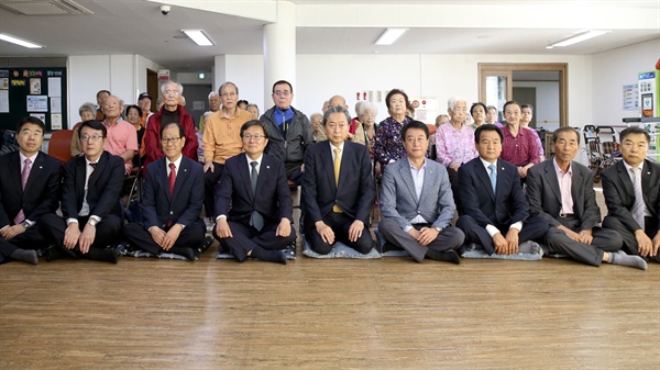  하토야마 유키오 전 일본총리가 3일 합천원폭피해자복지회관을 방문하여 위령각을 참배하고 원폭자료관과 평화의 집을 방문했다.