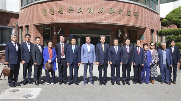  하토야마 유키오 전 일본총리가 3일 합천원폭피해자복지회관을 방문하여 위령각을 참배하고 원폭자료관과 평화의 집을 방문했다.