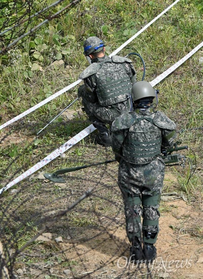 남북공동 DMZ 지뢰제거 작업 시작 9.19평양공동선언 군사분야 합의 첫 조치로 남북공동 비무장지대(DMZ)내 지뢰제거 작업이 2일 경기도 철원 5사단 지역 화살머리고지 최전방감시초소(GP) 인근에서 실시되고 있다. 화살머리고지는 한국전쟁 당시 격전이 벌어진 곳으로 국군, 북한군, 유엔군, 중공군 전사자들의 유해가 묻혀있을 것으로 추정된다. 