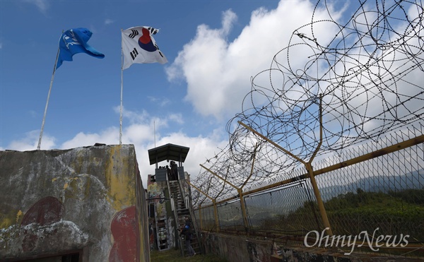 남북공동 DMZ 지뢰제거 작업 시작 9.19평양공동선언 군사분야 합의 첫 조치로 남북공동 비무장지대(DMZ)내 지뢰제거 작업이 2일 경기도 철원 5사단 지역 화살머리고지 최전방감시초소(GP) 인근에서 실시되고 있다. 화살머리고지는 한국전쟁 당시 격전이 벌어진 곳으로 국군, 북한군, 유엔군, 중공군 전사자들의 유해가 묻혀있을 것으로 추정된다. GP에 태극기와 유엔기가 펄럭이고 있다.