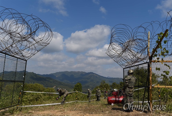 남북공동 DMZ 지뢰제거 작업 시작 9.19평양공동선언 군사분야 합의 첫 조치로 남북공동 비무장지대(DMZ)내 지뢰제거 작업이 2일 경기도 철원 5사단 지역 화살머리고지 최전방감시초소(GP) 인근에서 실시되고 있다. 화살머리고지는 한국전쟁 당시 격전이 벌어진 곳으로 국군, 북한군, 유엔군, 중공군 전사자들의 유해가 묻혀있을 것으로 추정된다. 