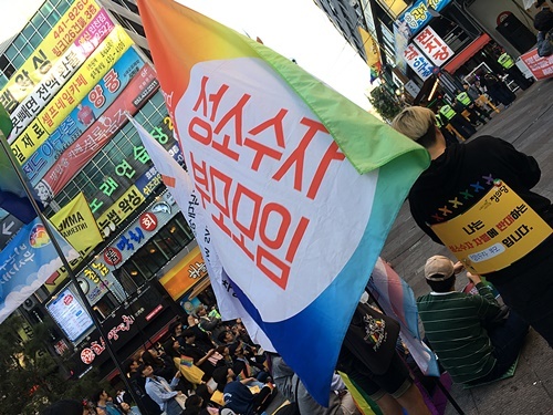 3일 인천경찰청 인근 남동구 구월동 로데오거리에서 ‘인권의 하늘을 열자’를 주제로 인천 퀴어축제 혐오범죄 규탄집회를 열었다.
