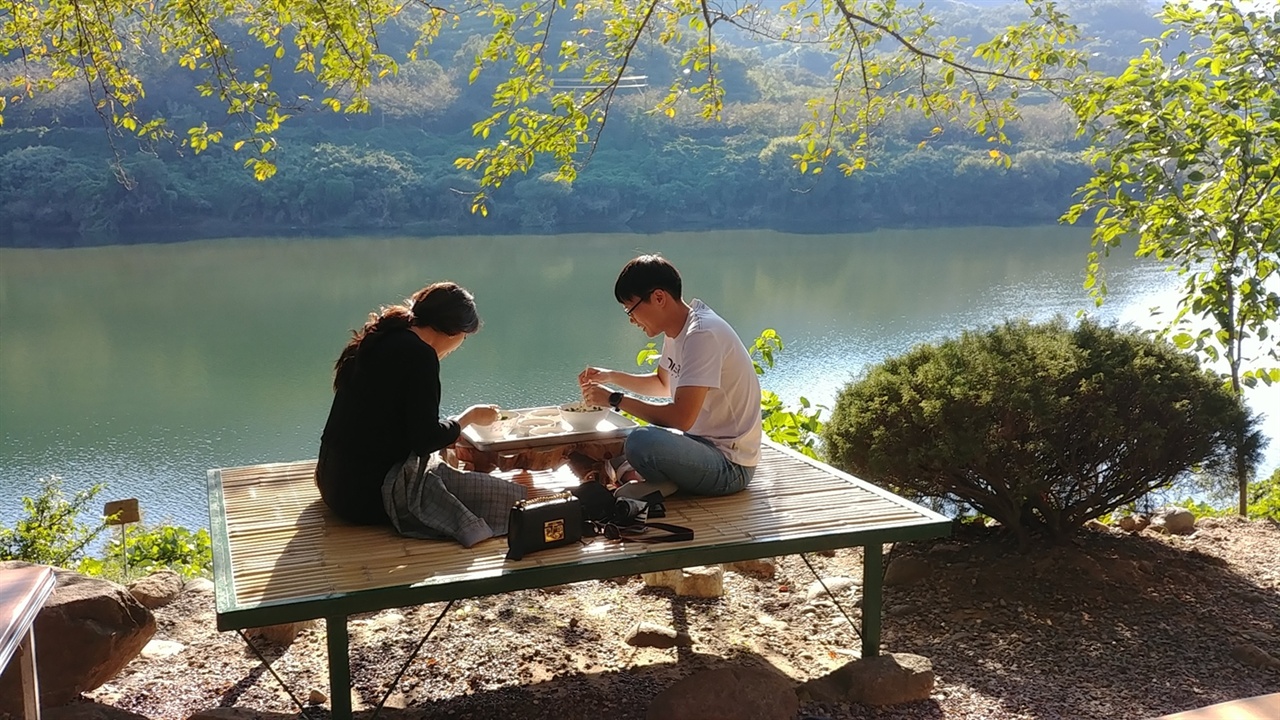 경북 대구에서 온 섬진강가에서 만난 멋진 연인이다.
