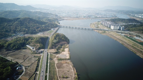 낙동강 바로 옆 산을 절개해 도로를 닦았다. 산과 강을 이어주는 생태계는 완전 단절되어버렸다. 이것이 이 나라 도로사업의 현주소다. 