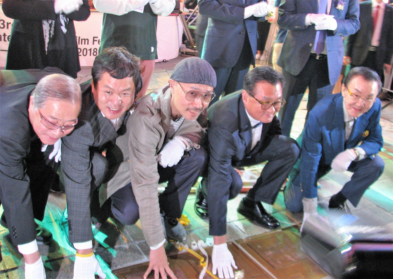  3일 남포동 비프광장에서 열린 부산영화제 전야제에서 참석자들이 핸드프린팅 동판에 손을 대고 있다. 