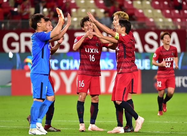  일본 가시마 앤틀러스의 한국인 골키퍼 권순태(맨 왼쪽)가 3일 일본 가시마 스타디움에서 열린 2018 아시아축구연맹(AFC) 챔피언스리그 수원 삼성과 경기에서 승리한 뒤 팀 동료들과 하이파이브를 하고 있다.