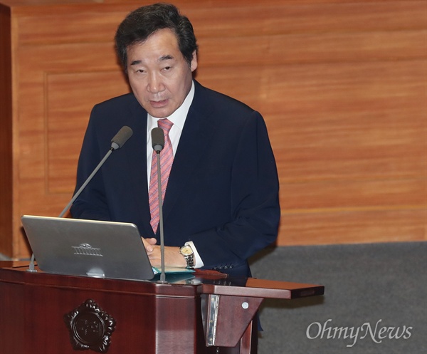 답변하는 이낙연 총리 이낙연 국무총리가 4일 국회 본회의장에서 열린 교육·사회·문화 분야 대정부질문에 출석해 의원 질의에 답변하고 있다. 