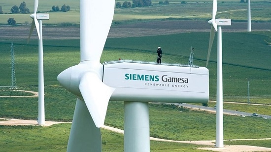 독일 전자회사 지멘스(Siemens)는 세계에서 재생에너지 사업에 가장 적극적으로 뛰어들고 있는 기업 중 하나다. 2016년에는 스페인 최대 풍력터빈 제조업체 가메사(Gamesa)를 인수합병, 해상풍력발전 업계에서 세계 1위 자리를 공고히 했다. 