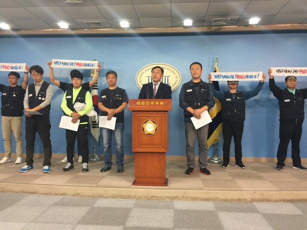 김종훈 의원이 4일 오전 11시 30분 국회 정론관에서 현대기아차 비정규직지회 와 기자회견을 열고 "재벌 편들기를 멈추고 대법원 판결에 맞게 시정명령을 당장 내려야 할 것”이라고 밝히고 있다.
 
 
