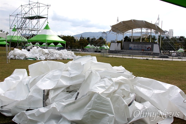  5~7일 사이 창원 용지문화공원에서 열리는 다문화 '맘프축제'를 앞두고 준비 작업이 진행되고 있다.