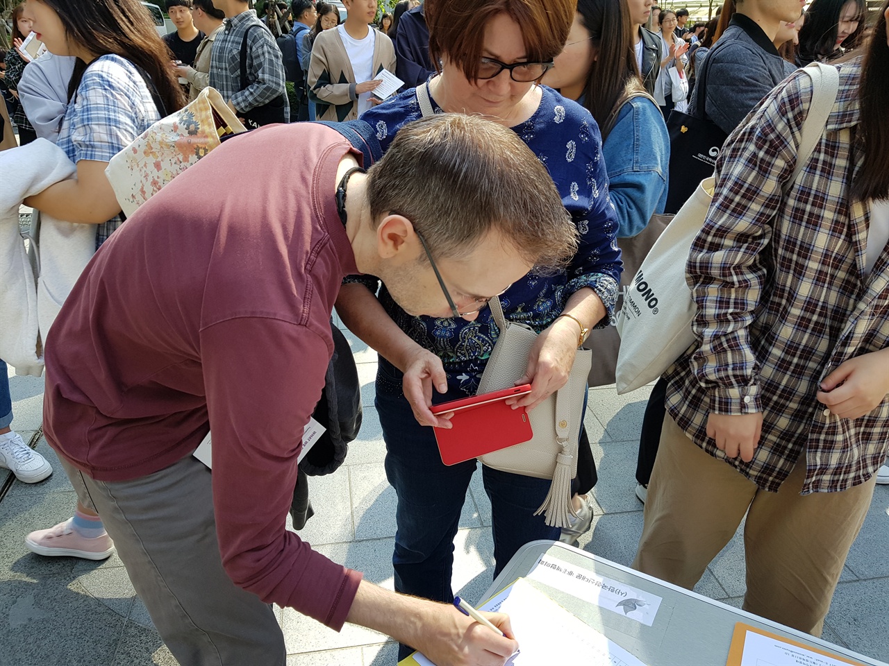 북 아일랜드에서 온 다렌(성군관대 영어 강사)씨가  서명을 하고 있다.