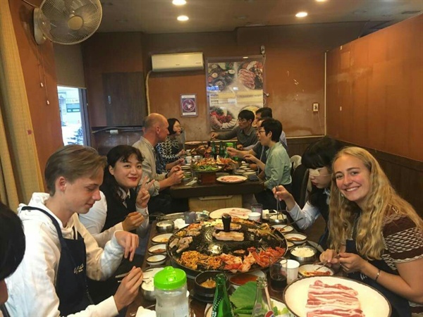 덴마크 학생들과 한국 학생들이 모여 '코리안 바베큐' 삼겹살 파티를 하고 있다.