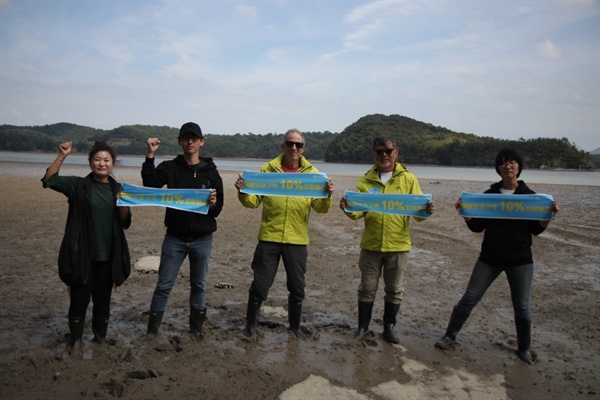 환경운동연합과 사천환경운동연합은 10월 4일 사천 광포만에서 조사 활동과 캠페인을 벌였다.
