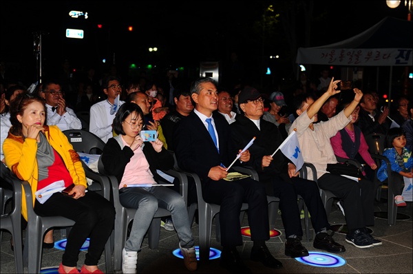 10월 4일, 저녁 7시에 대전 평화의 소녀상 앞에서 개최된 10.4선언 발표 11주년 기념 ‘대전시민 평화통일문화제’에는 대전시민 200여 명이 참석했다. 몇몇 참석자들이 스마트폰으로 공연 장면을 촬영하기도 했다.