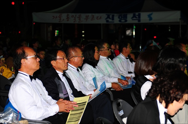 10월 4일, 저녁 7시에 대전 평화의 소녀상 앞에서 개최된 10.4선언 발표 11주년 기념 ‘대전시민 평화통일문화제’에는 공연참석자들을 비롯해 대전시민 200여 명이 참석했다.