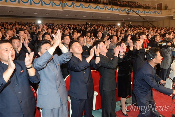 지난 4일 오후 평양대극장에서 열린 10.4선언 11주년 남북공동행사 환영공연에서 북측 관객들이 박수를 치고 있다.