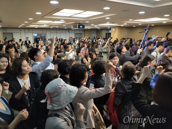  5일 더불어민주당 박용진 의원실 주최로 '유치원 비리 근절을 위한 정책 토론회'가 국회의원회관 2세미나실에서 열렸지만, 토론회에 항의 방문한 유치원 관계자 300여명의 등장으로 '난장판'이 됐다. 