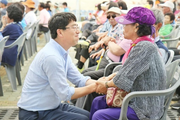   맹 시장은 선거과정에서 시민과의 소통을 강조 해왔다. 그래서일까? 실제 맹 시장은 자신의 집무실을 개방하는 한편, 비서실을 통한 출입구에 있던 칸막이까지 없애고 시민과 직원들을 자유롭게 만나고 있다. 이에 대해 맹 시장은 “낡은 형식과 관행을 벗으니 마음이 가볍고 사람(시민)이 보인다”면서 “연단에서 내려와 마당에서 만나겠다”며 앞으로도 변함이 없을 것임을 강조했다.