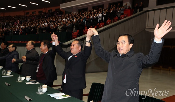  조명균 통일부 장관과 리선권 조국평화통일위원회 위원장이 5일 오후 평양 능라도 5.1경기장에서 열린 대집단체조와 예술공연 '빛나는 조국'에서 손을 맞잡고 평양시민들에게 인사를 하고 있다.