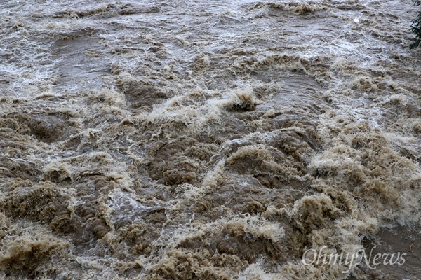 태풍 '콩레이'의 영향으로 밤새 비가 내린 가운데 6일 대구 신천에 흙탕물이 흐르고 있다.