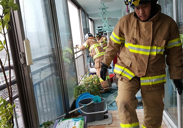 태풍 콩레이 영향으로 부서진 아파트 베란다 창문을 출동한 구급대원들이 수습하고 있다.
