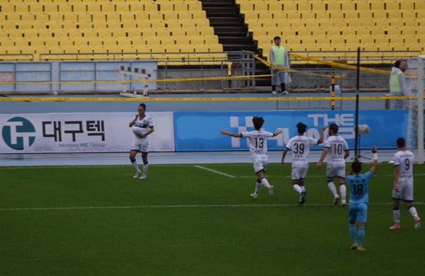  25분에 골을 넣은 인천 유나이티드 문선민이 유니폼 상의 안에 축구공을 넣어 전날 태어난 딸과 아내에게 감사하는 세리머니를 펼치고 있다.