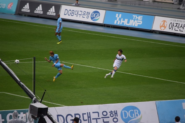  74분, 인천 유나이티드 왼쪽 풀백 김진야(오른쪽)가 날카로운 왼발 크로스로 결승골을 어시스트하는 순간