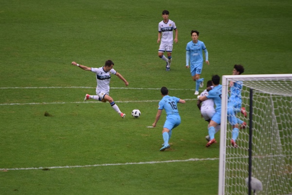  74분, 인천 유나이티드 골잡이 무고사(왼쪽)가 김진야의 도움을 받아 시원한 왼발 슛으로 결승골을 터뜨리는 순간
