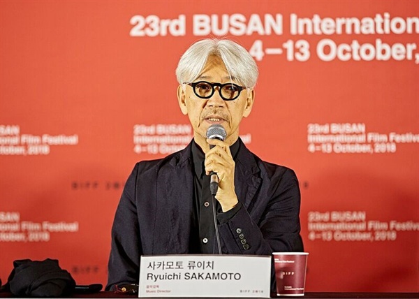  영화 <안녕, 티라노: 영원히 함께> 기자회견에서 류이치 사카모토 음악감독이 기자들의 질문에 답하고 있다.