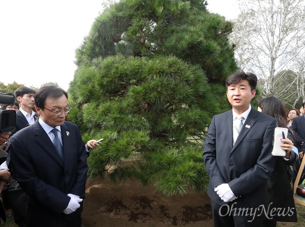 [오마이포토] '노무현 소나무'앞에 선 노건호씨 