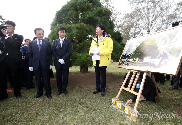  이해찬 더불어민주당 대표와 노무현 전 대통령 아들 노건호씨가 6일 오전 평양 중앙식물원을 찾아 10·4 남북공동선언 기념 소나무 앞에서 행사를 기다리고 있다. 노 전 대통령은 2007년 방북 당시 김영남 북한 최고인민회의 상임위원장과 함께 평양 중앙식물원에 소나무를 심었다.