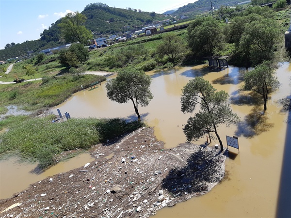 태풍 '콩레이'로 많은 비가 내린 가운데, 10월 7일 낙동강에 많은 물과 함께 쓰레기가 떠내려 와 있다.