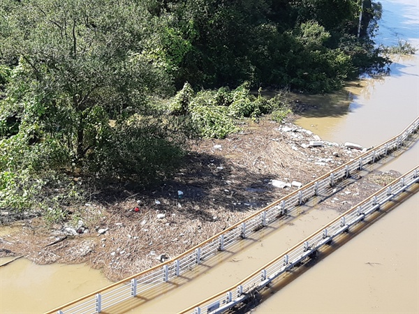 태풍 '콩레이'로 많은 비가 내린 가운데, 10월 7일 낙동강 본포취수장 부근에 많은 물과 함께 쓰레기가 떠내려 와 있다.
