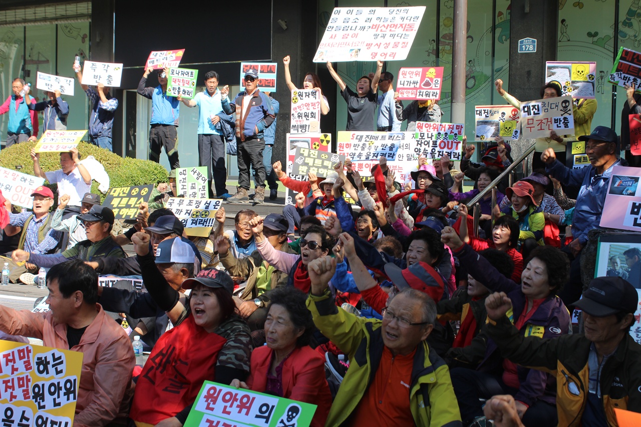 주민들은 추석 연휴가 끝난 지난 달 29일 서울 광화문 인근의 원안위 앞에서 상경집회를 개최했다.지난 4일의 대화 역시 이 자리에서 약속된 것이다.