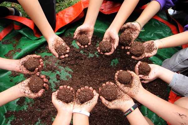 도시농업 체험 온 초등학생들이 만든 씨앗폭탄