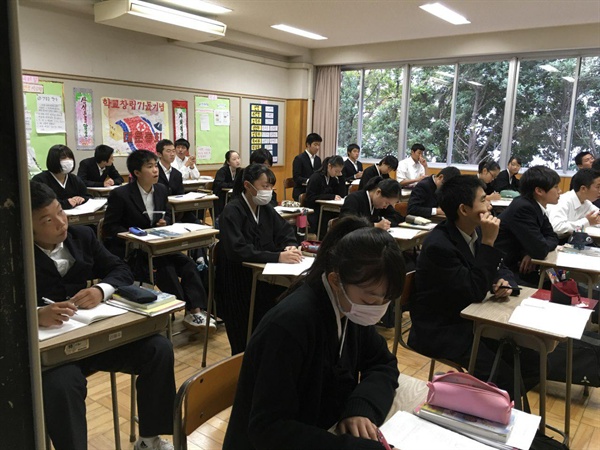 일본 우리학교에서 수업하는 학생들의 모습