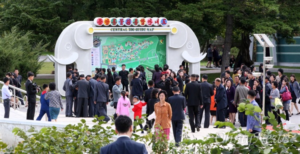  '10.4선언 발표 11주년 기념 민족통일대회' 참석을 위해 방북한 남측대표단이 지난 6일 평양 중앙동물원을 참관했다. 평양 중앙동물원을 찾은 평양 시민들이 즐거운 시간을 보내고 있다.