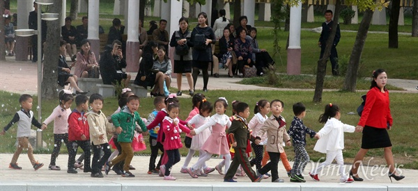 손에 손 잡은 평양 어린이들 '10.4선언 발표 11주년 기념 민족통일대회' 참석을 위해 방북한 남측대표단이 지난 6일 평양 중앙동물원을 참관했다. 평양 중앙동물원을 찾은 평양 어린이들이 즐거운 시간을 보내고 있다.