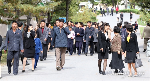  '10.4선언 발표 11주년 기념 민족통일대회' 참석을 위해 방북한 남측대표단이 지난 6일 평양 중앙동물원을 참관했다. 평양 중앙동물원을 찾은 평양 시민들이 즐거운 시간을 보내고 있다.